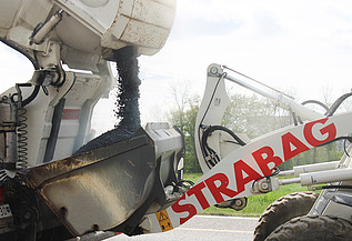 Foto vom Abfüllen des Asphalts für Panoramastrasse mit STRABAG Bagger