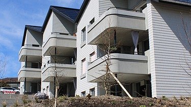 Mehrfamilienhäuser Wegacher von unten nach oben gesehen