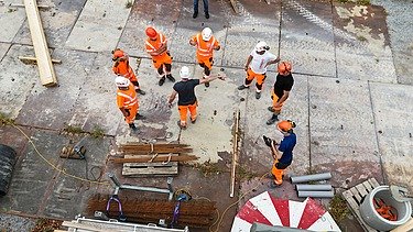 Instruktion auf dem Werkareal aus der Vogelperspektive