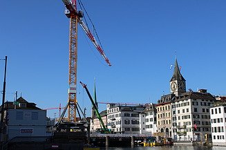 Panoramablick auf das linke Flussufer mit St. Peter.