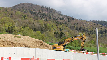 Foto von gelben Bagger bei der Baustelle von STRABAG in Egerkingen