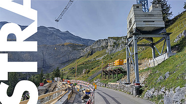 Blick entlang der Baustelle und der Passstrasse westwärts mit Kran rechts im Bild