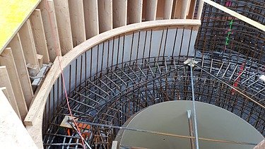 Foto vom Einbau der Turbinen-Schalung beim Kraftwerk in Schönenwerd