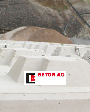 Betonsteine und Logo vom Produktionswerk Beton AG