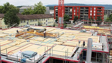 Ansicht Holzdecke mit Mikrokerven und den verlegten Rohren