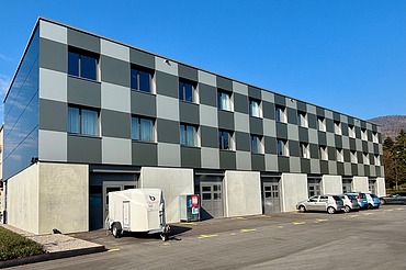 Foto vom Fritschi Gebäude mit Wolkenlosem Hintergrund