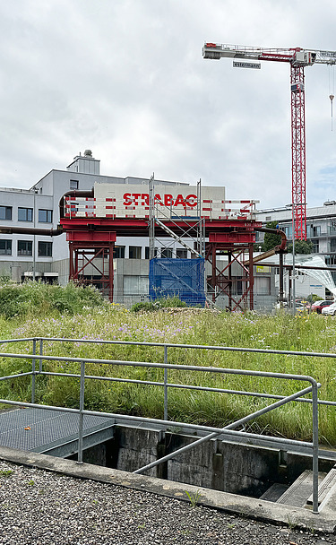 Foto von Grundwasserauffangbecken mit STRABAG Logo 