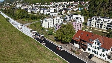 Baumaschinen auf der gesperrten Schaffhauserstrasse beim Einbau des neuen Asphalts.