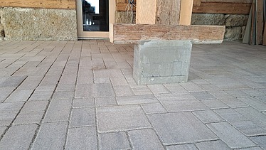 Gepflasterter Boden mit neuen Fundamentpfeiler