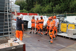 Instruktion auf dem Werkareal: Korrekter Einsatz und Gefahren von Bockleitern