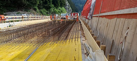 Foto von gelber Brückenschalung mit Eisenarmierung