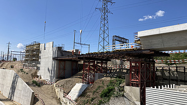 Das Bauwerk von weiter weg nach Abmontage der Betonschalungen