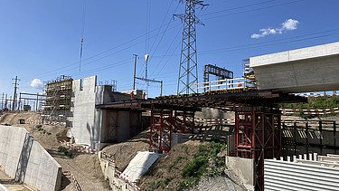 Das Bauwerk von weiter weg nach Abmontage der Betonschalungen