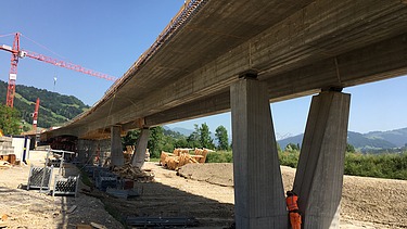 Die fertige Brücke perspektivisch mit dem Fokus auf die Unterseite der Brücke