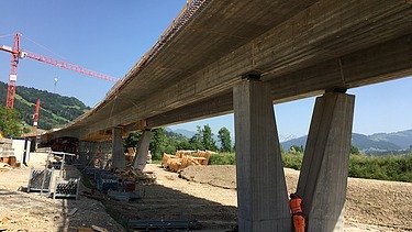 Die fertige Brücke perspektivisch mit dem Fokus auf die Unterseite der Brücke