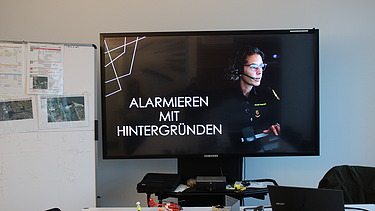 Präsentation zum Thema Alarmierung und Notfallkommunikation während einer Sicherheitsschulung.