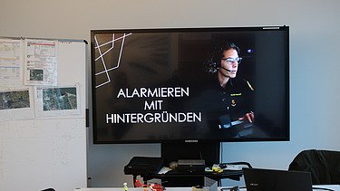 Präsentation zum Thema Alarmierung und Notfallkommunikation während einer Sicherheitsschulung.