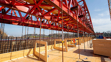 Detailaufnahme der Baustelle mit den Schalungselementen