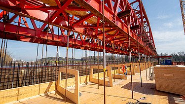 Detailaufnahme der Baustelle mit den Schalungselementen
