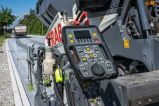 Nahaufnahme vom Bedienfeld des STRABAG-Fertigers