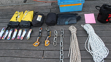 Sicherheitsmaterial ausgelegt für Dokumentation. Viele Seile unterschiedlicher Farben liegen auf einem Holzsteg.