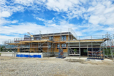 Bauarbeiten für Einfamilienhaus - STRABAG Hochbau Bild vom Rohbau eines Einfamilienhauses mit Baugerüst