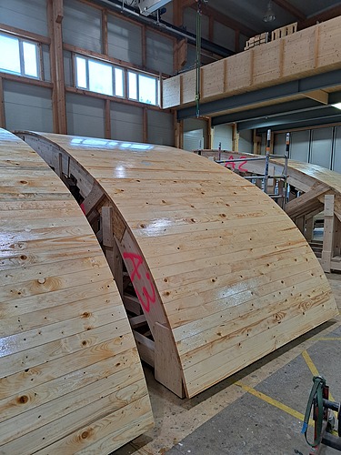 Zwei Schalungselemente in der Produktionshalle