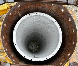 Seine Draufsicht des eingesetzten Filterbrunnens in dem man bereits das Grundwasser erkennen kann.