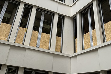 Schalhautplatten an der Bahnhofstrasse in Zürich - STRABAG Holzbau Foto von Schalhautplatten auf Spannholzplatten