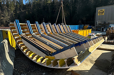 Aufnahme auf der Baustelle mit einem grossen Schalungselement