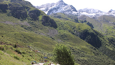 Berglandschaft mit Solarpanel