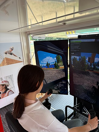 STRABAG Lernenden steuert Bagger Simulator