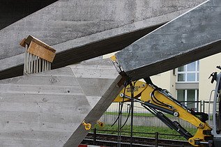 Foto von Hirschenbrücke und Zusammenführung zweier Brückenteile