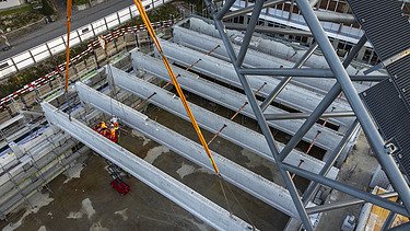 Foto vom Einsetzen eines 60 Tonnen schweren Betonträger