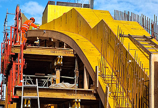 Aufnahme der Baustelle eines Treppenaufganges mit den gut sichtbaren Schalungselementen