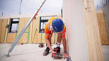 Foto von Holzbauarbeiten mit Bauarbeiter:innen