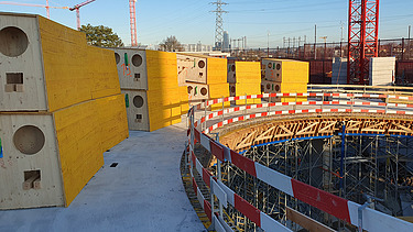 Fertige Schalungselemente auf der Baustelle