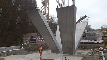 Fertige Pfeiler ohne Holzschalung aus Beton