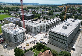 Foto von Rohbau der Wohnüberbauung mit Baustellengerüst