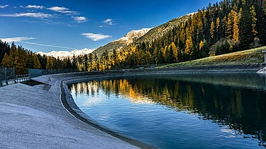 Halb gefülltes Ausgleichsbecken