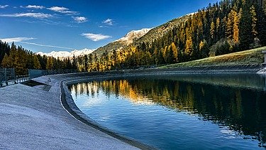 Halb gefülltes Ausgleichsbecken