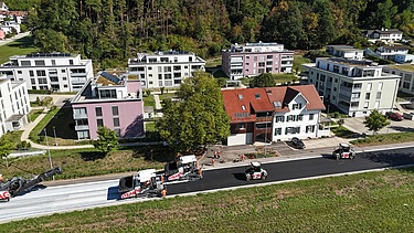 Baumaschinen auf der gesperrten Schaffhauserstrasse beim Einbau des neuen Asphalts.