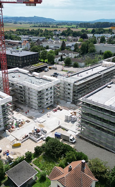 Foto von Rohbau der Wohnüberbauung mit Baustellengerüst