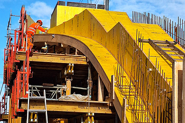 Aufnahme der Baustelle eines Treppenaufganges mit den gut sichtbaren Schalungselementen