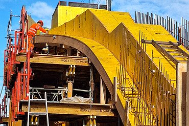Aufnahme der Baustelle eines Treppenaufganges mit den gut sichtbaren Schalungselementen