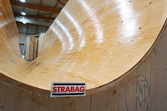 Kunstvoll geschwungene, im Querschnitt ovale Schalung