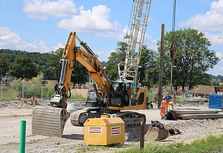 Foto von Baggern auf der Baustelle Weitblick
