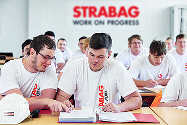 STRABAG Lehrlinge an den Tischen zum lernen