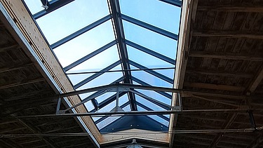 während den Arbeiten, Sicht auf die Dachöffnung, die den Raum mit Licht durchflutet