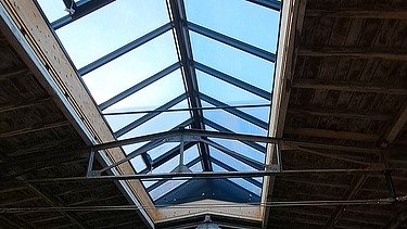 während den Arbeiten, Sicht auf die Dachöffnung, die den Raum mit Licht durchflutet